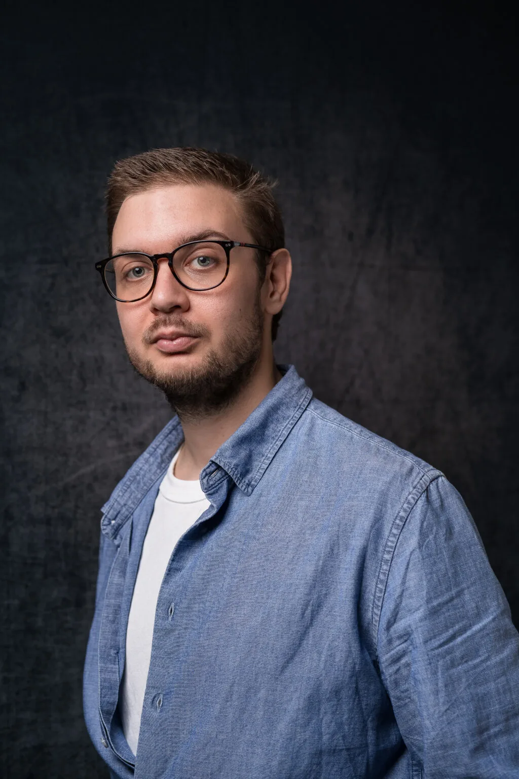 Portrait rofessionnel d'un chef 'entreprise souriante dans son bureau