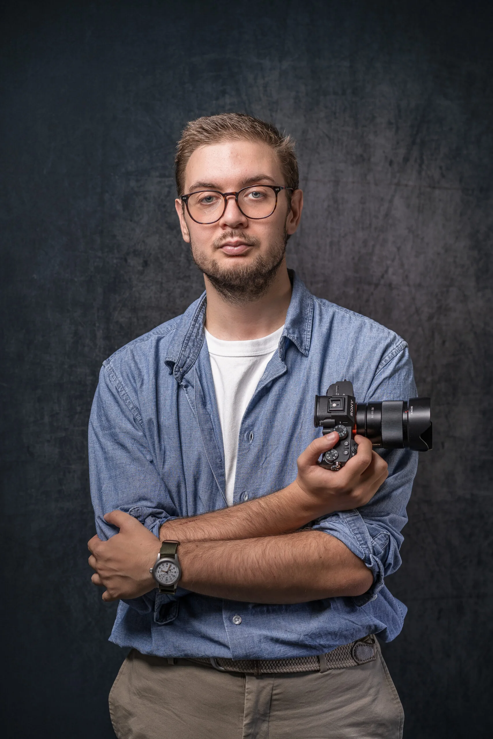Portrait d'un entrepreneur devant un fond sombre