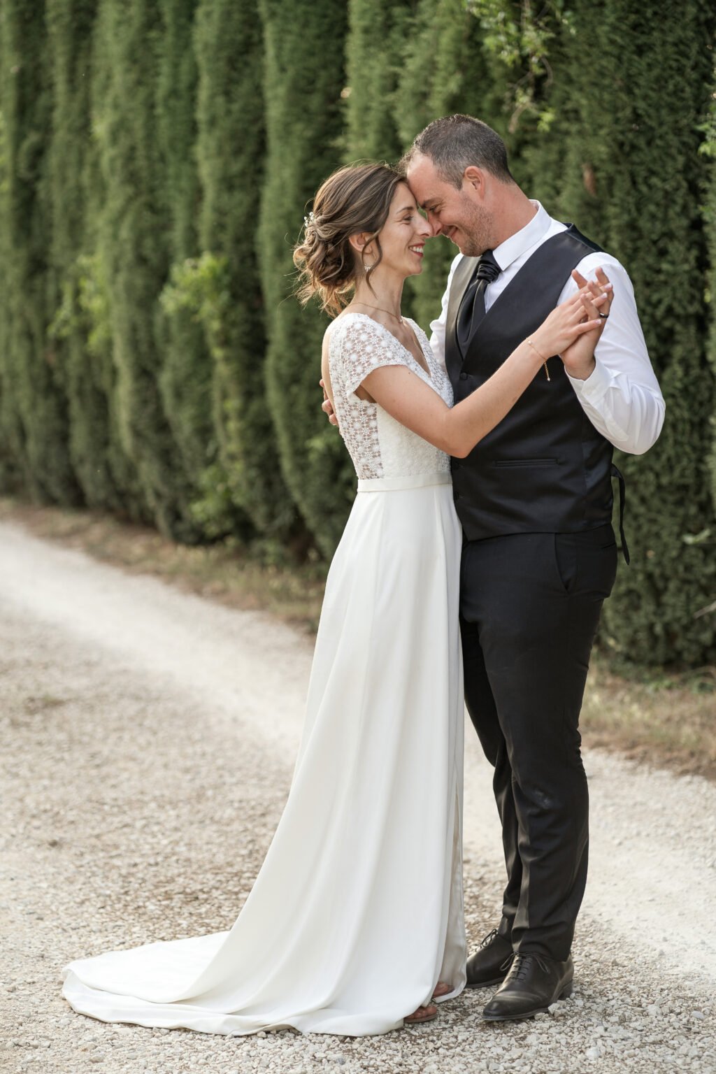 mariés qui dansent sur leur domaine de mariage à Valence