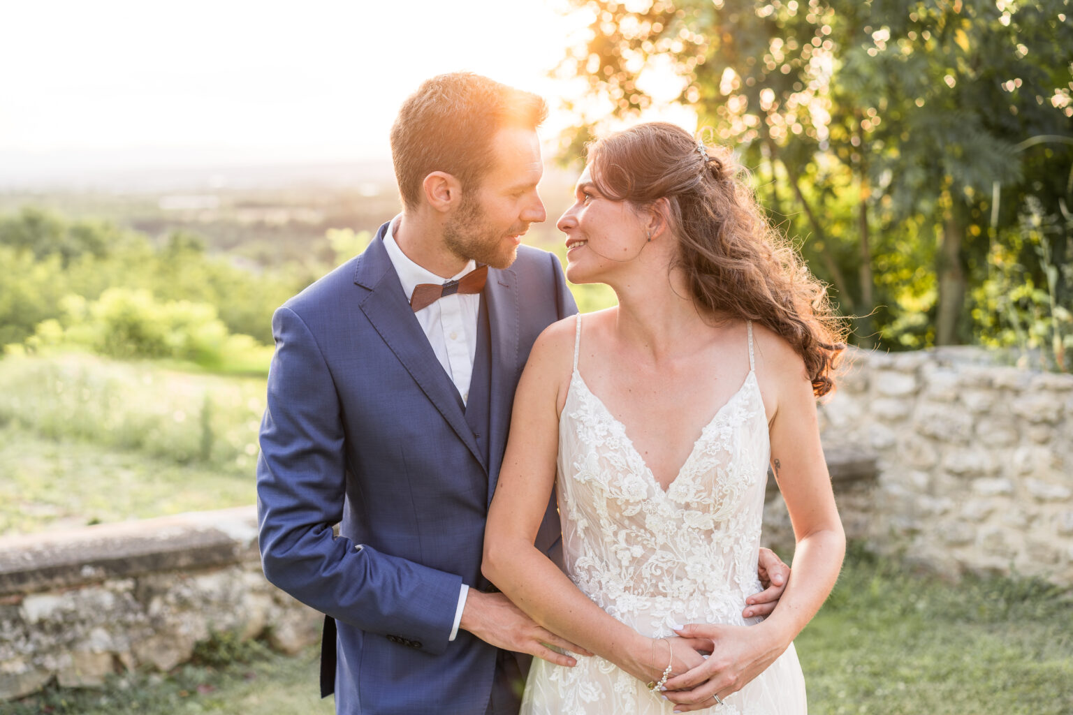 Couple de mariés devant le soleil couchant à la Bastie de la Jonchère