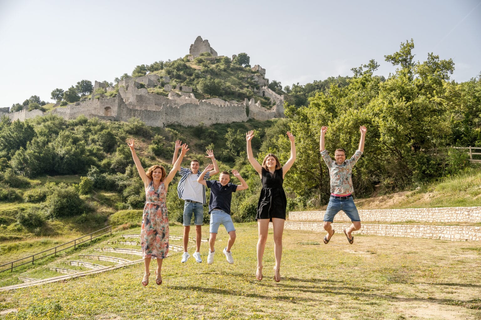 famille qui s'amuse devant le chateau de crussol en ardèche