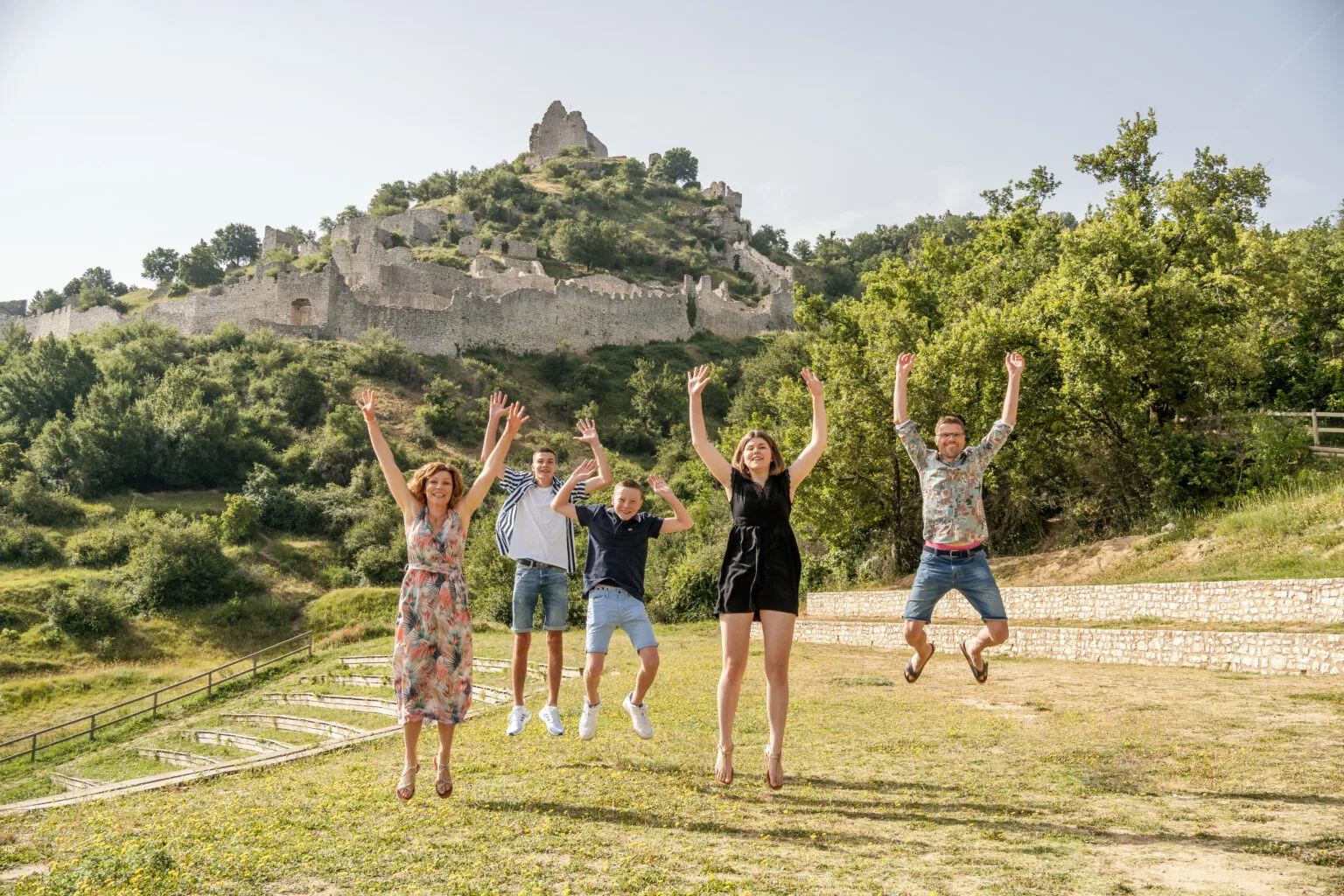 famille qui s'amuse devant le chateau de crussol en ardèche