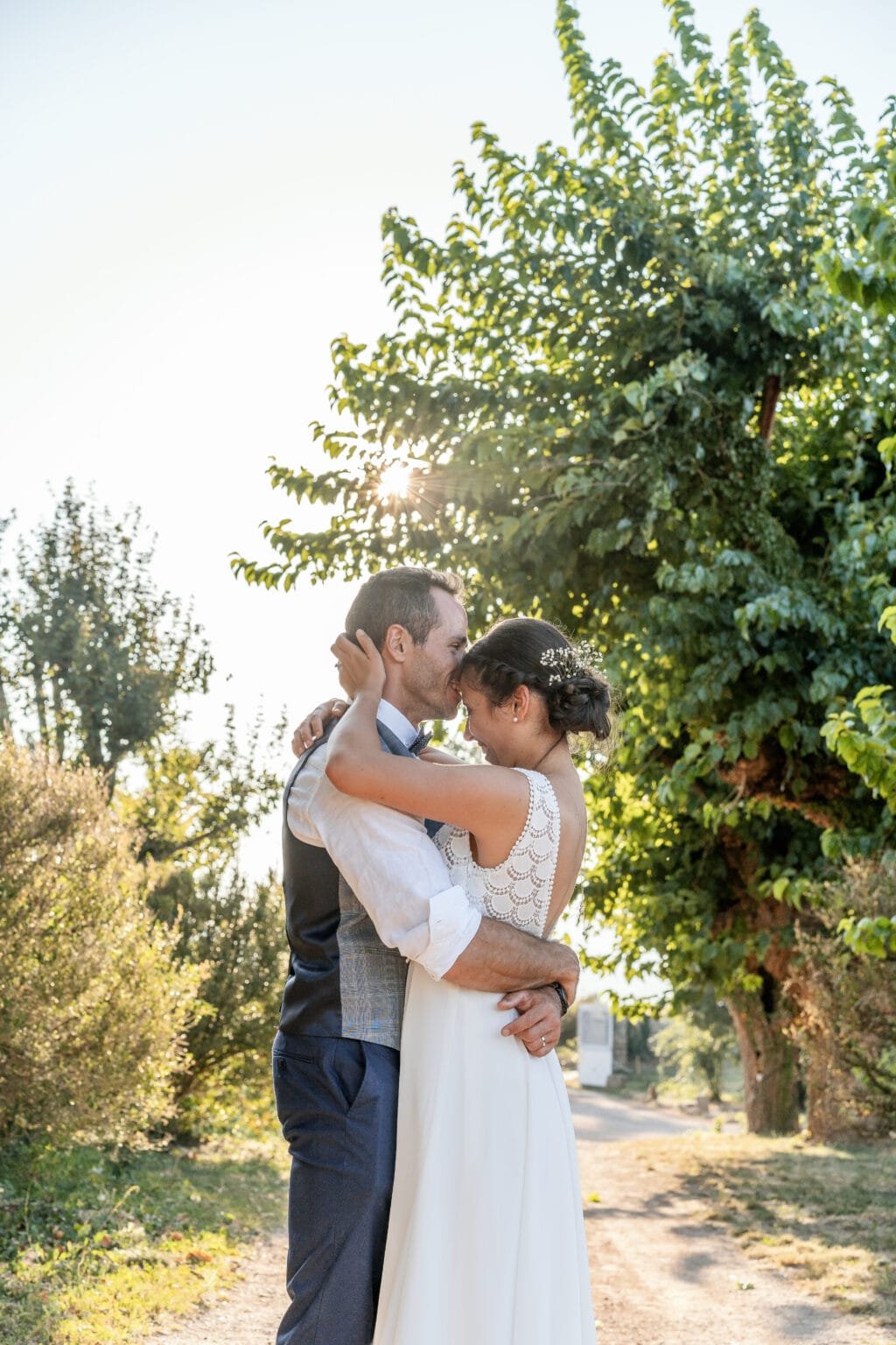bisou sur le front de la mariée au clos du puits