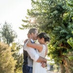 bisou sur le front de la mariée