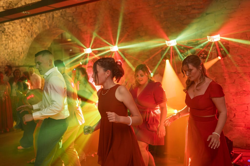 personnes dansant sur la musique d'un dj lors d'un mariage