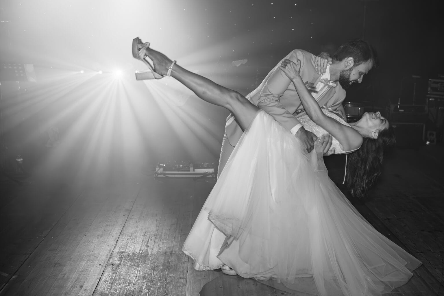 Ouverture de bal des mariés dans une salle de réception à Valence