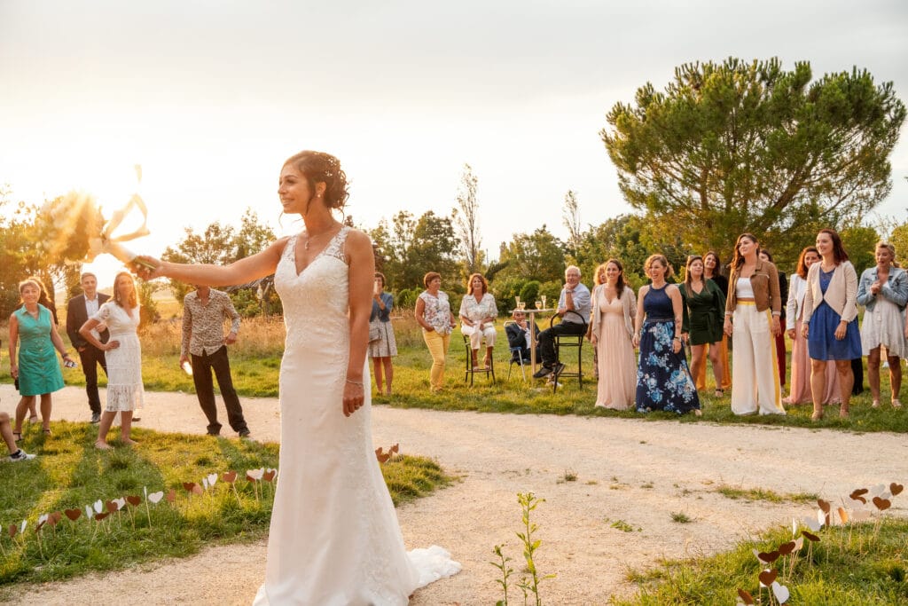 lancer de bouquet au coucher de soleil à Les Petits Charpeneys