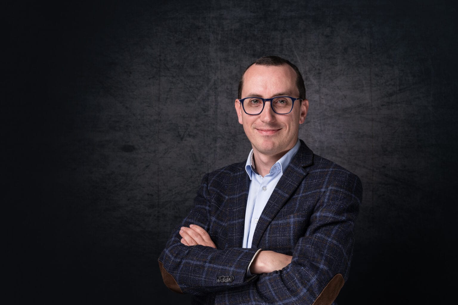 homme qui pose pour une photo pro type linkedin et cv