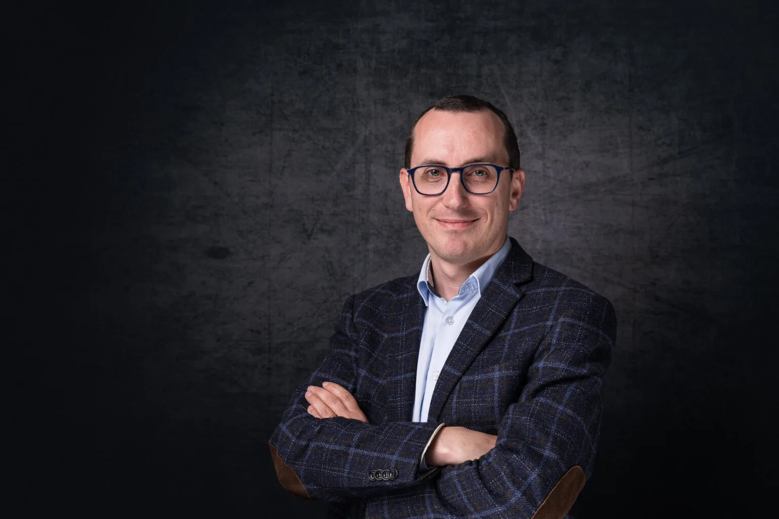 homme qui pose pour une photo pro type linkedin et cv