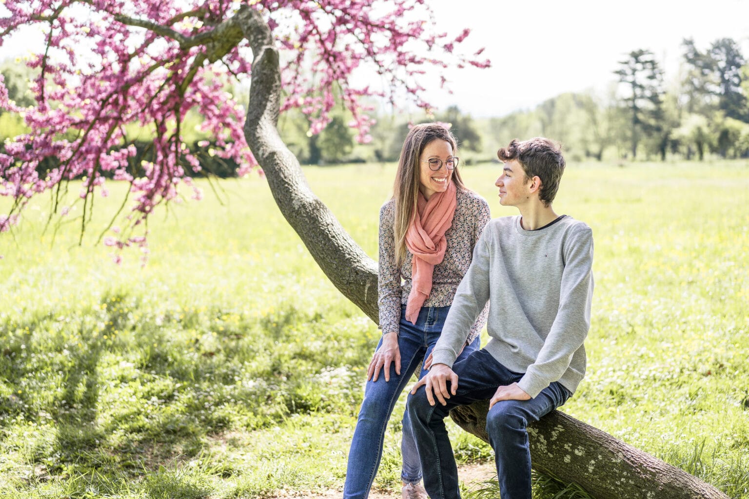 Une mère et son fils posent pour le photographe