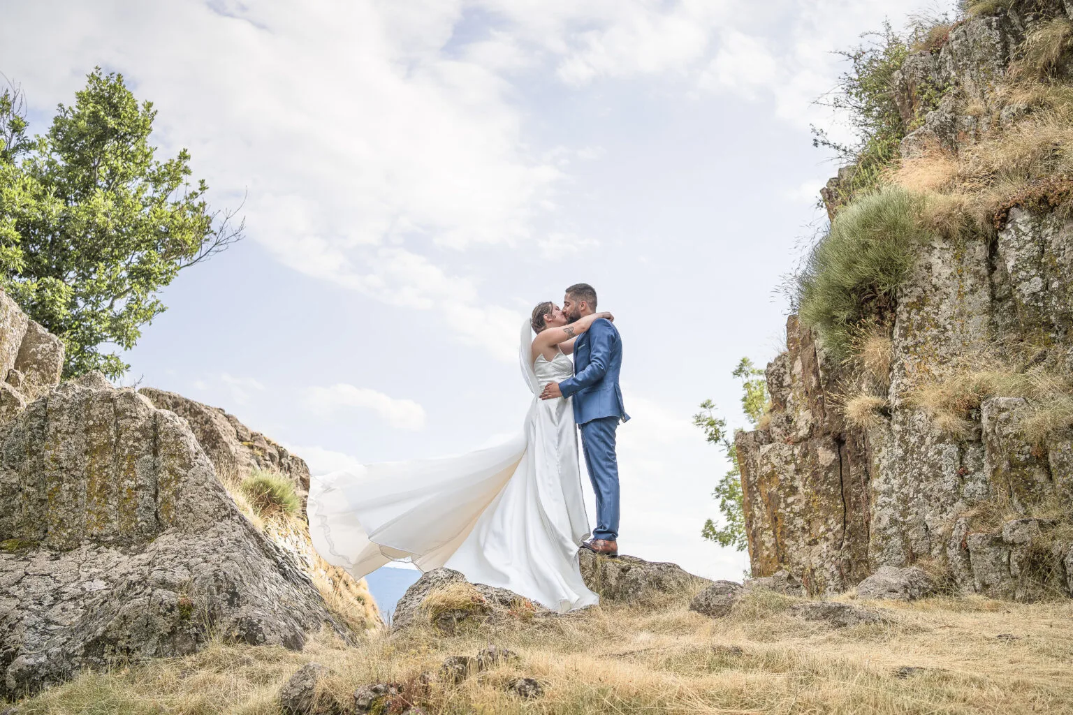 couple de mariés s'embrassant sur les hauteurs de l'Ardèche