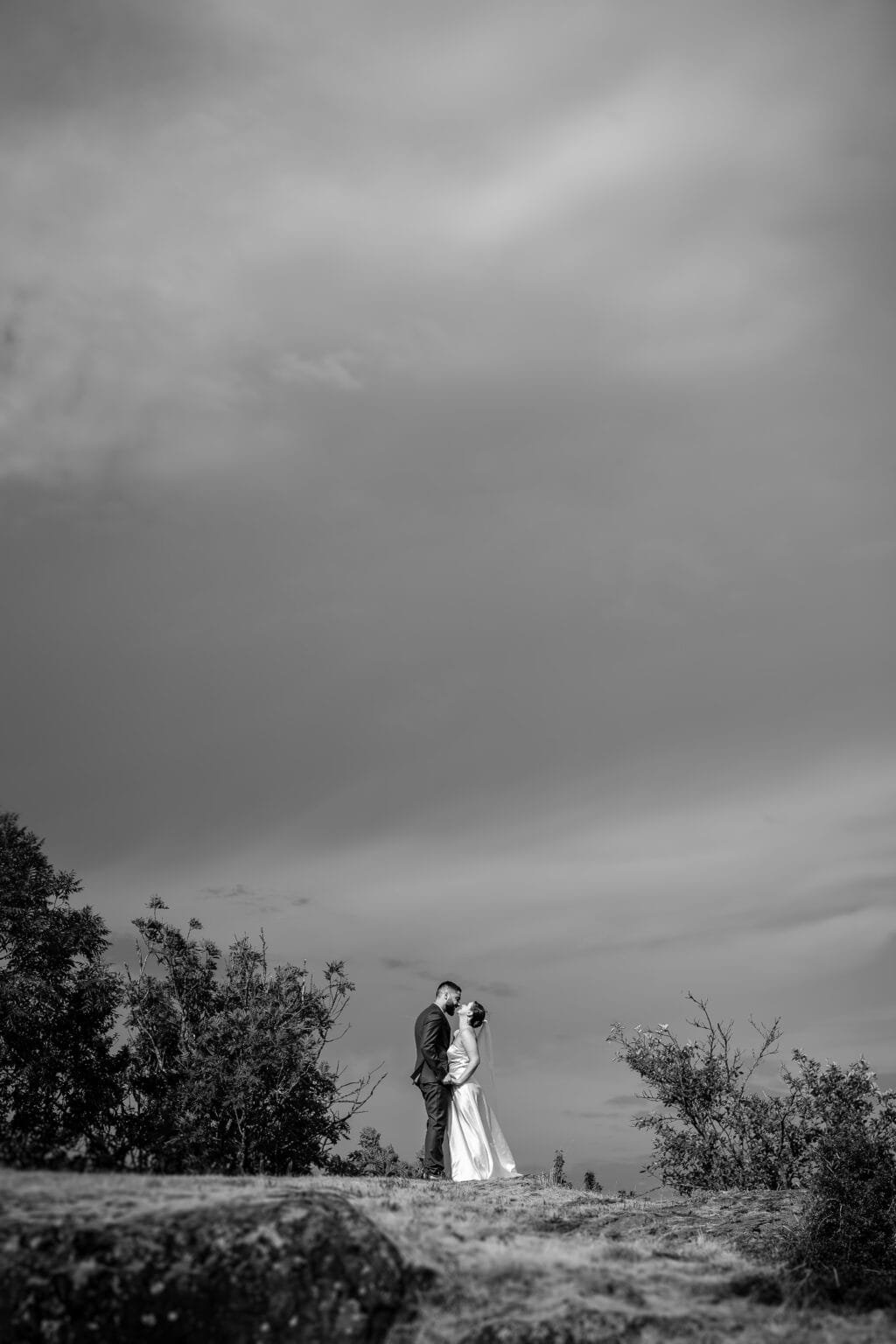 Couple enlacé devant les montagnes du Vercors.