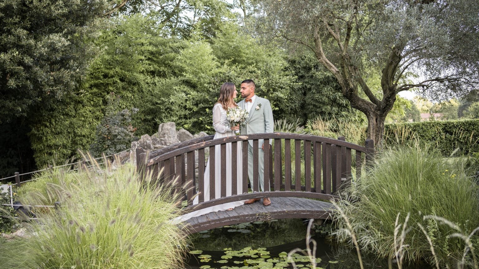 mariés sur un pont au domaine dans la drôme