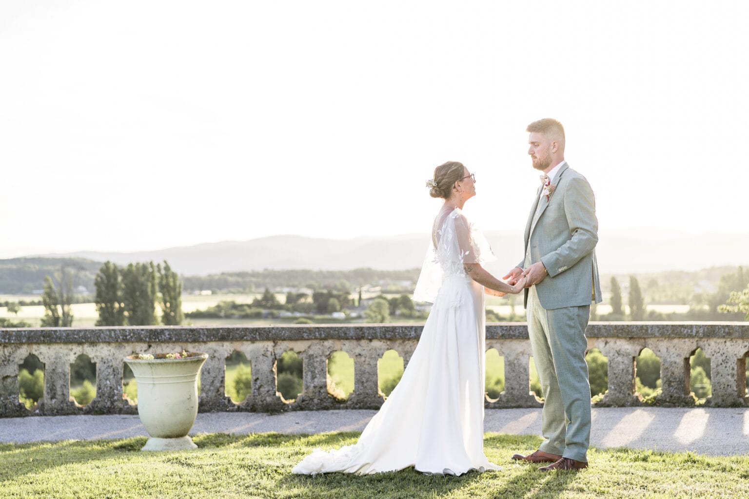 photo des mariés au coucher de soleil au chateau de l'orangerie à montéléger