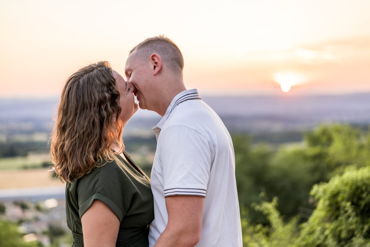 couple s'embrassant au coucher de soleil sur les hauteurs de Valence