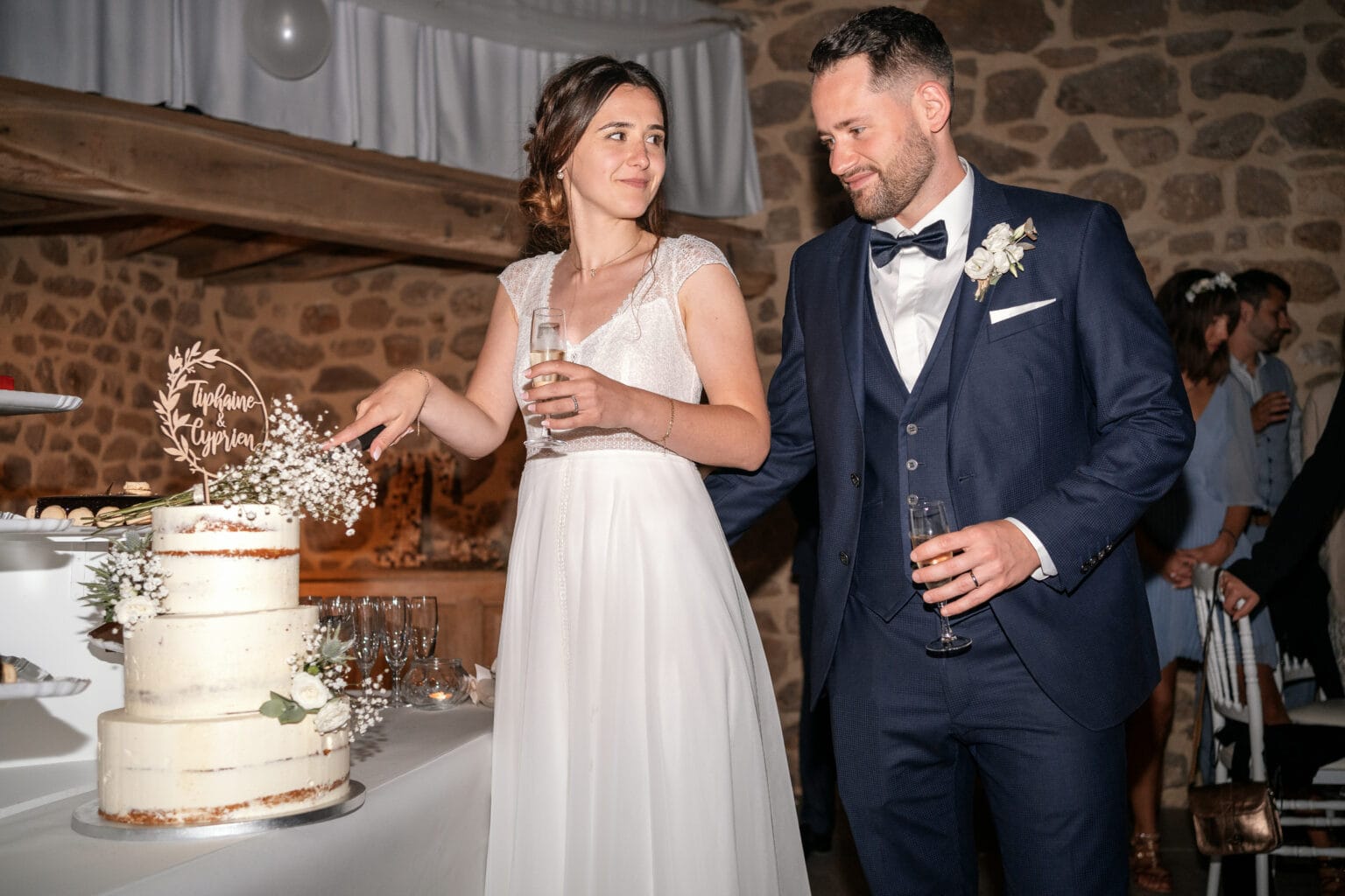 découpe du gâteau de mariage par les mariés